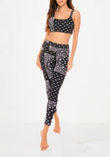 Schwarzes Yoga-Top und Leggings mit Bandana-Print