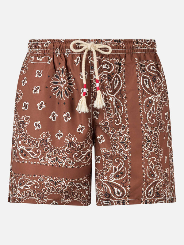 Herren-Badeshorts mit braunem Bandana-Print