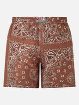 Herren-Badeshorts mit braunem Bandana-Print