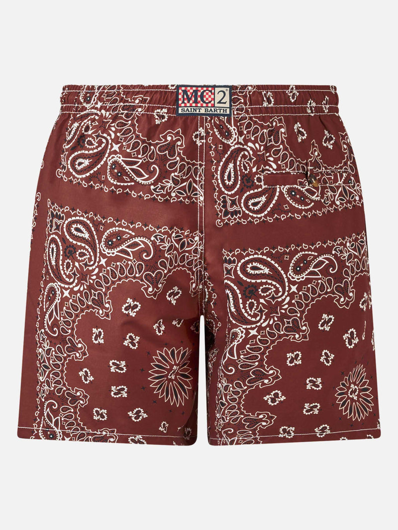 Herren-Badeshorts mit bordeauxrotem Bandana-Print