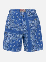 Badeshorts für Herren mit Bandana-Print aus Denim