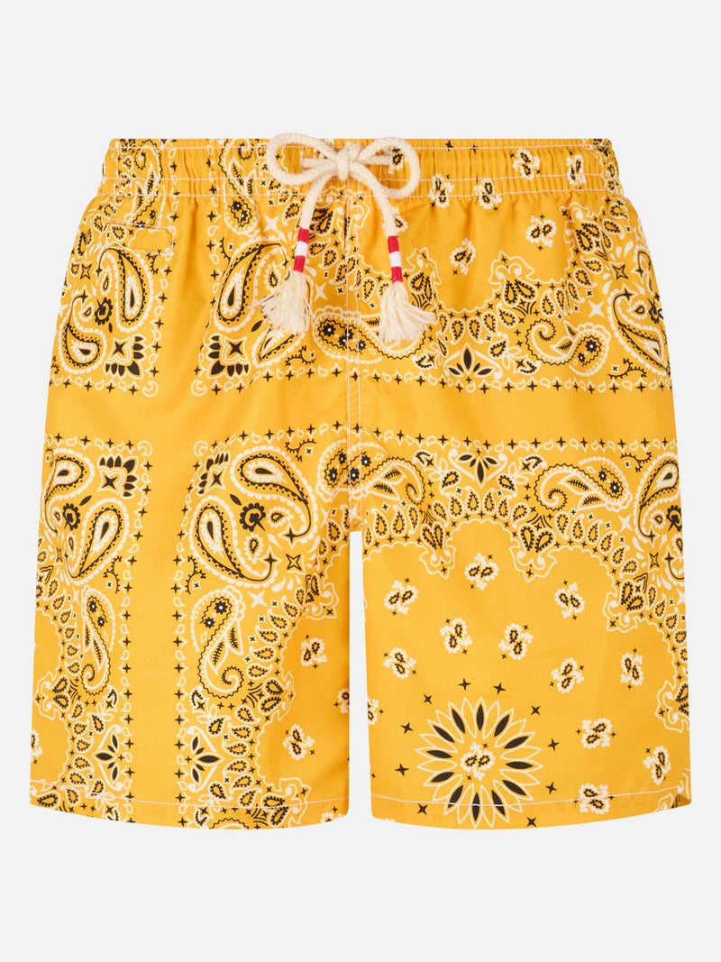 Herren-Badeshorts mit ockerfarbenem Bandana-Print