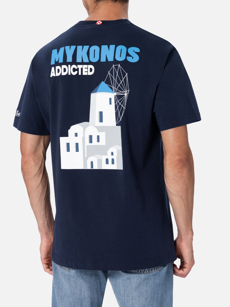 Herren-Baumwoll-T-Shirt mit platziertem Mykonos Addicted-Postkartendruck